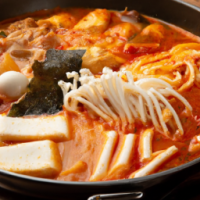 남자가 헬스장에서 운동하는 모습